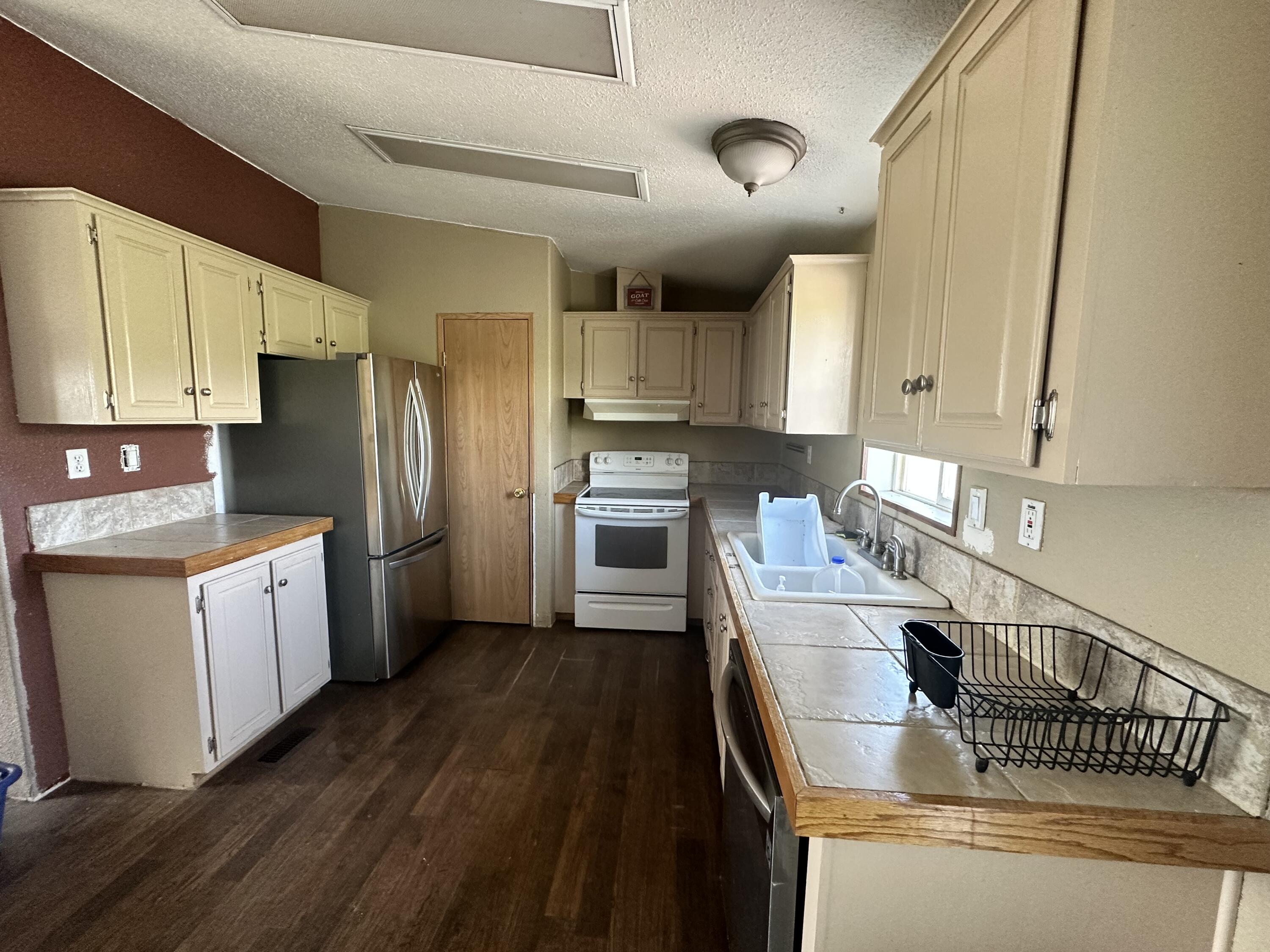 3223 Lower Lake Road Klamath Falls, OR 97603 - Photo 12 of 38 IMG_1208
