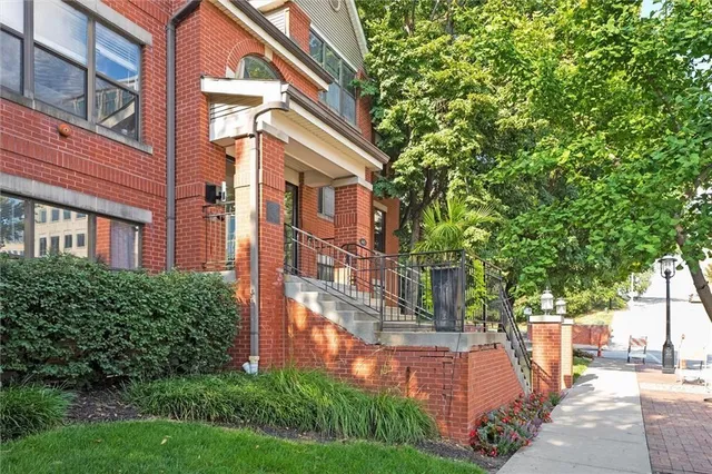 $205,000 | 445 West 9th Street, Unit 302, Kansas City, MO 64105