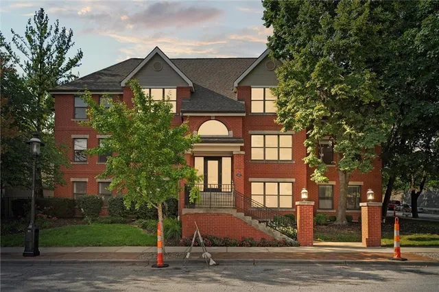 $205,000 | 445 West 9th Street, Unit 302, Kansas City, MO 64105