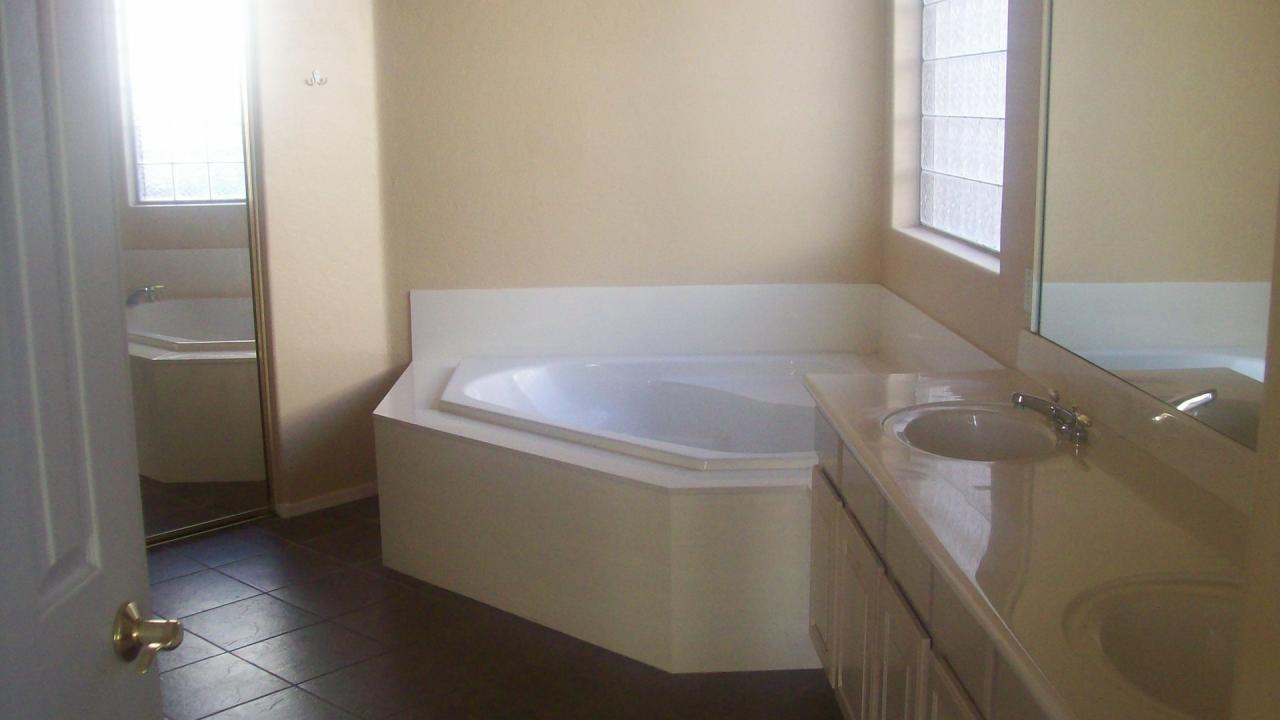 4514 East Kirkland Road Phoenix, AZ 85050 - Photo 8 of 11 MASTER BATH