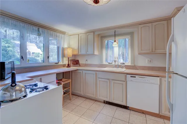 $459,000 | 47 Wake Robin Trail, Narragansett, RI 02874