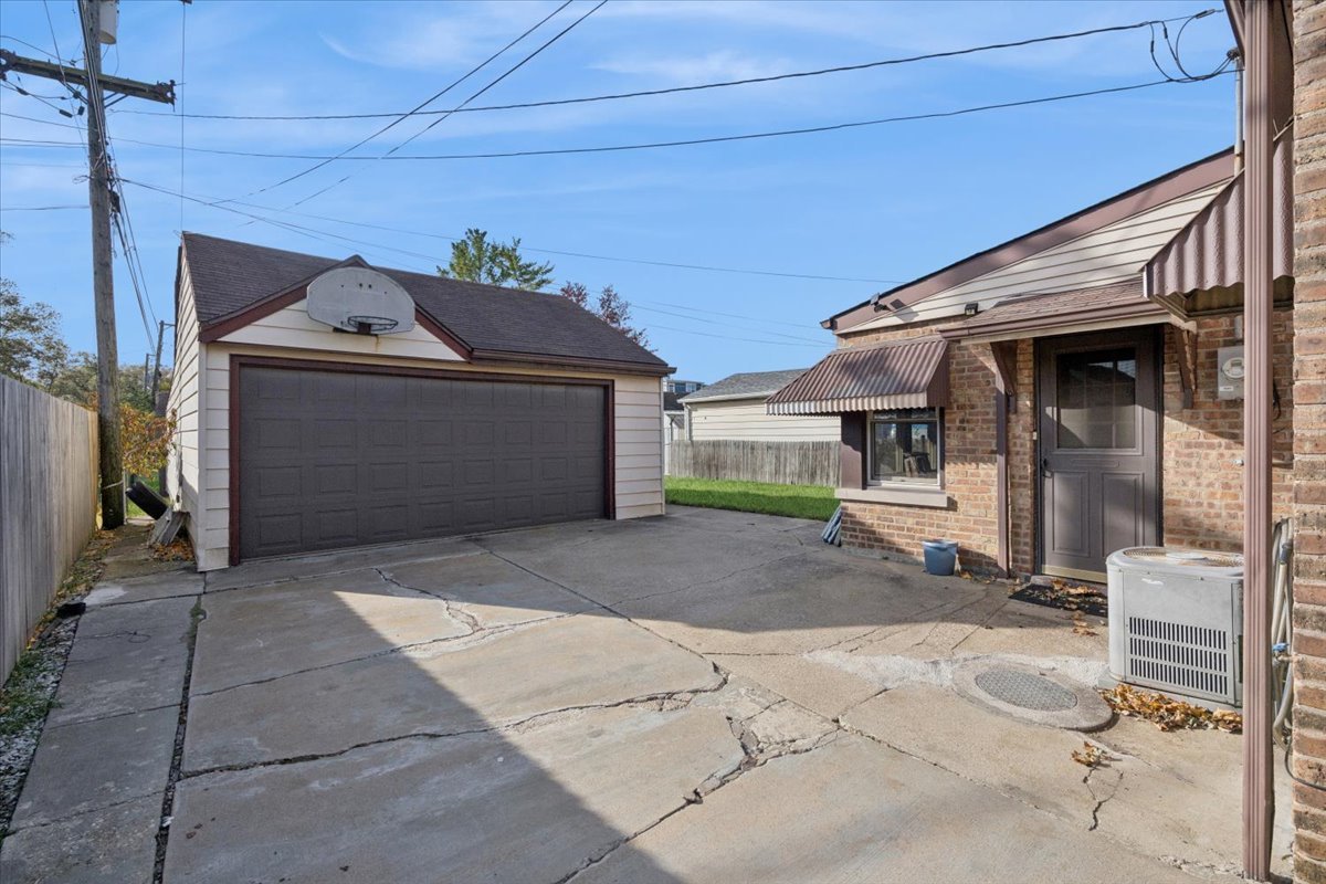 7841 44th Street Lyons, IL 60534 - Photo 19 of 23 a view of a car garage of a house