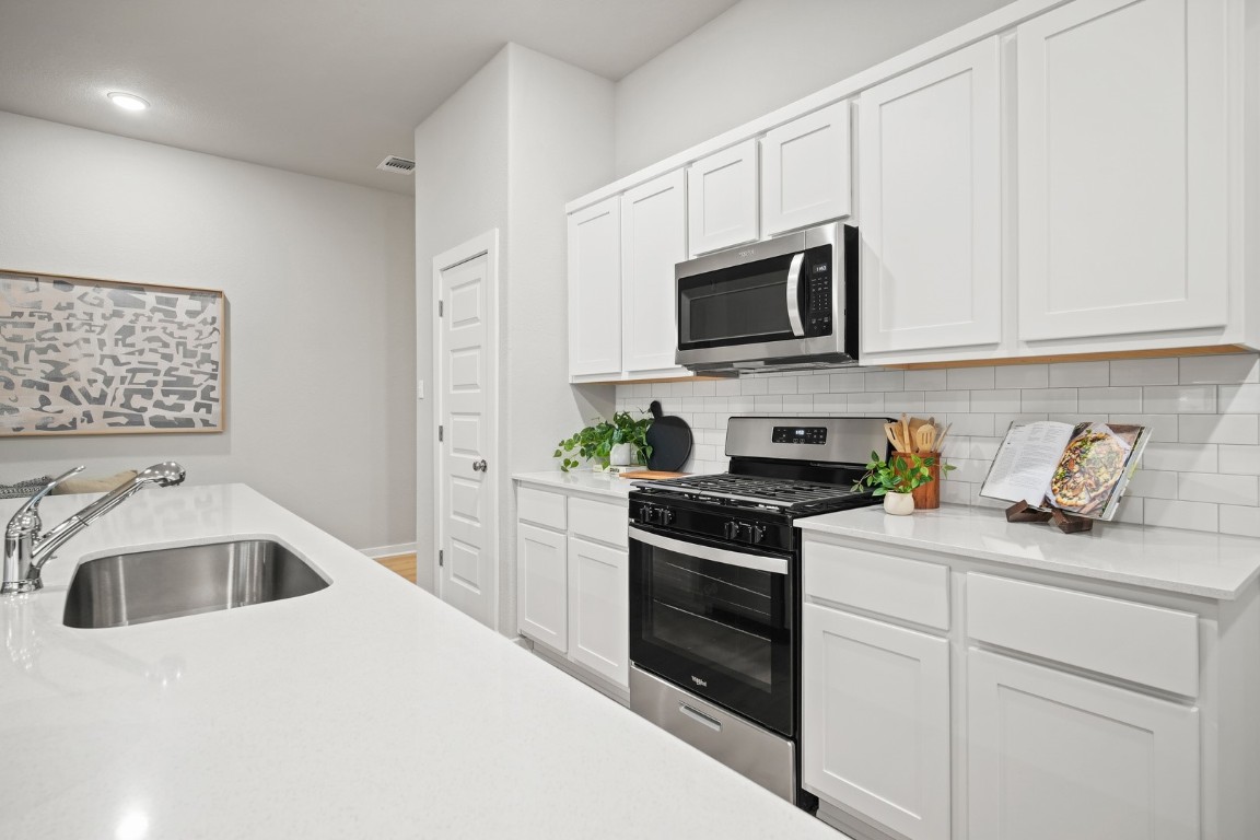 154 Tolo Drive Elgin, TX 78621 - Photo 7 of 40