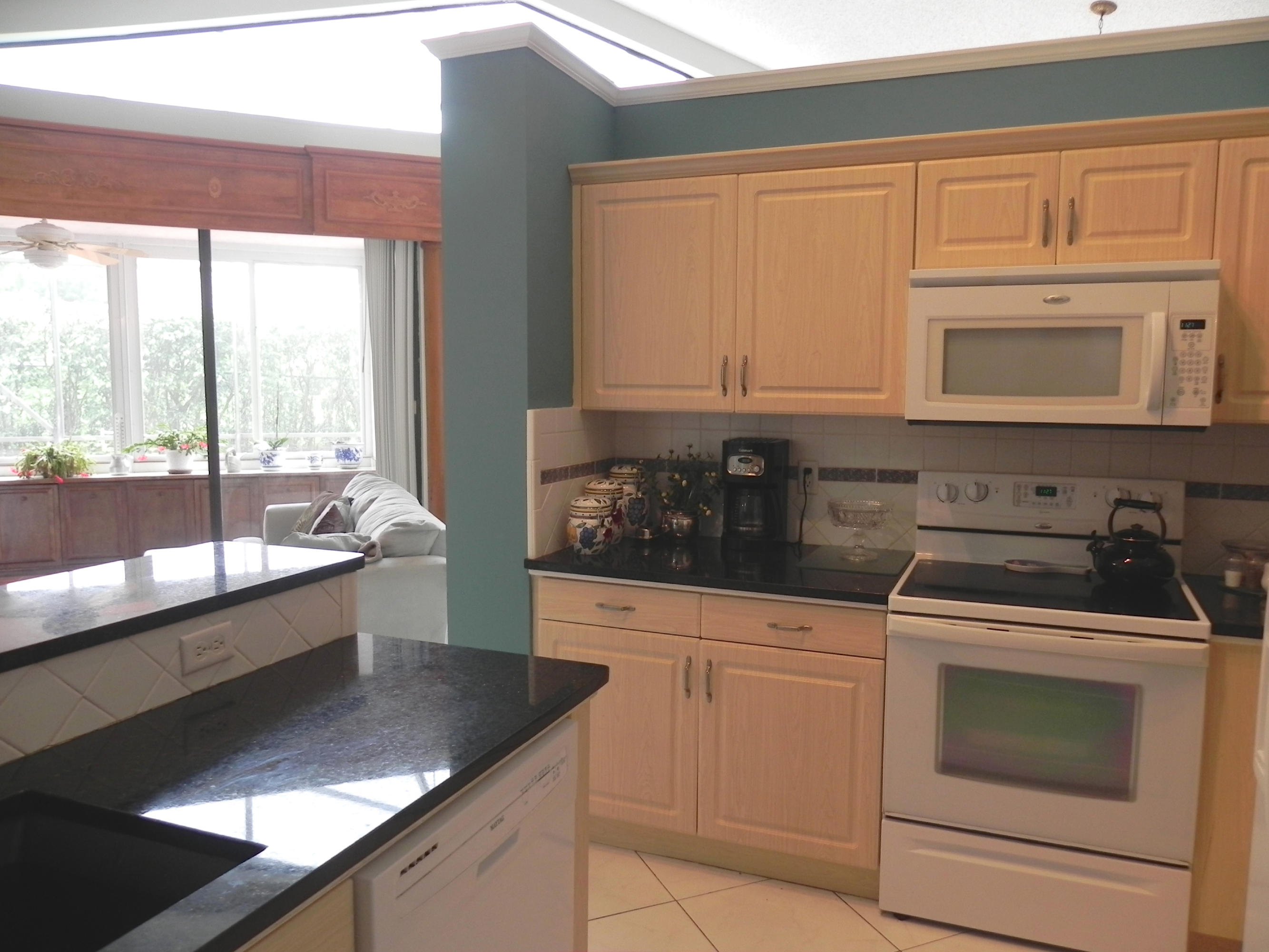 8609 Vía Giula Boca Raton, FL 33496 - Photo 15 of 40 Kitchen