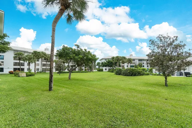 $2,300 | 3710 Whitehall Drive, Unit 203, West Palm Beach, FL 33401
