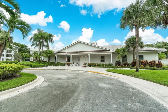 $2,300 | 3710 Whitehall Drive, Unit 203, West Palm Beach, FL 33401