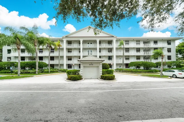 $2,300 | 3710 Whitehall Drive, Unit 203, West Palm Beach, FL 33401