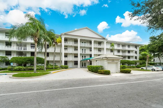 $2,300 | 3710 Whitehall Drive, Unit 203, West Palm Beach, FL 33401