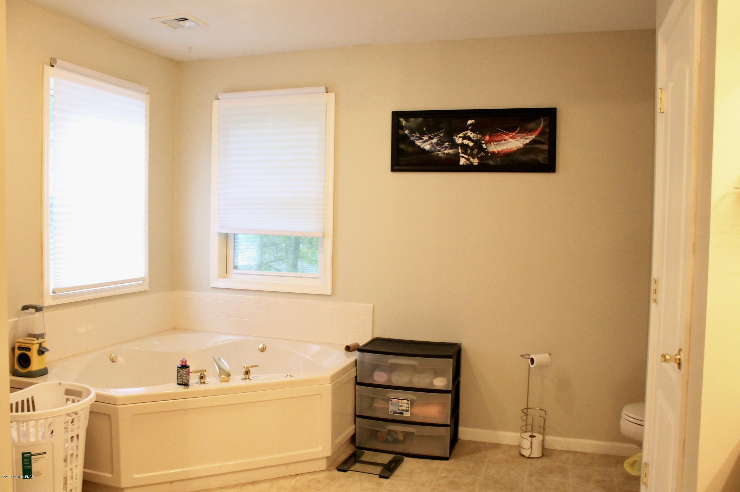 625 Balin Lane Tamiment, PA 18371 - Photo 15 of 25 master Bath suite
