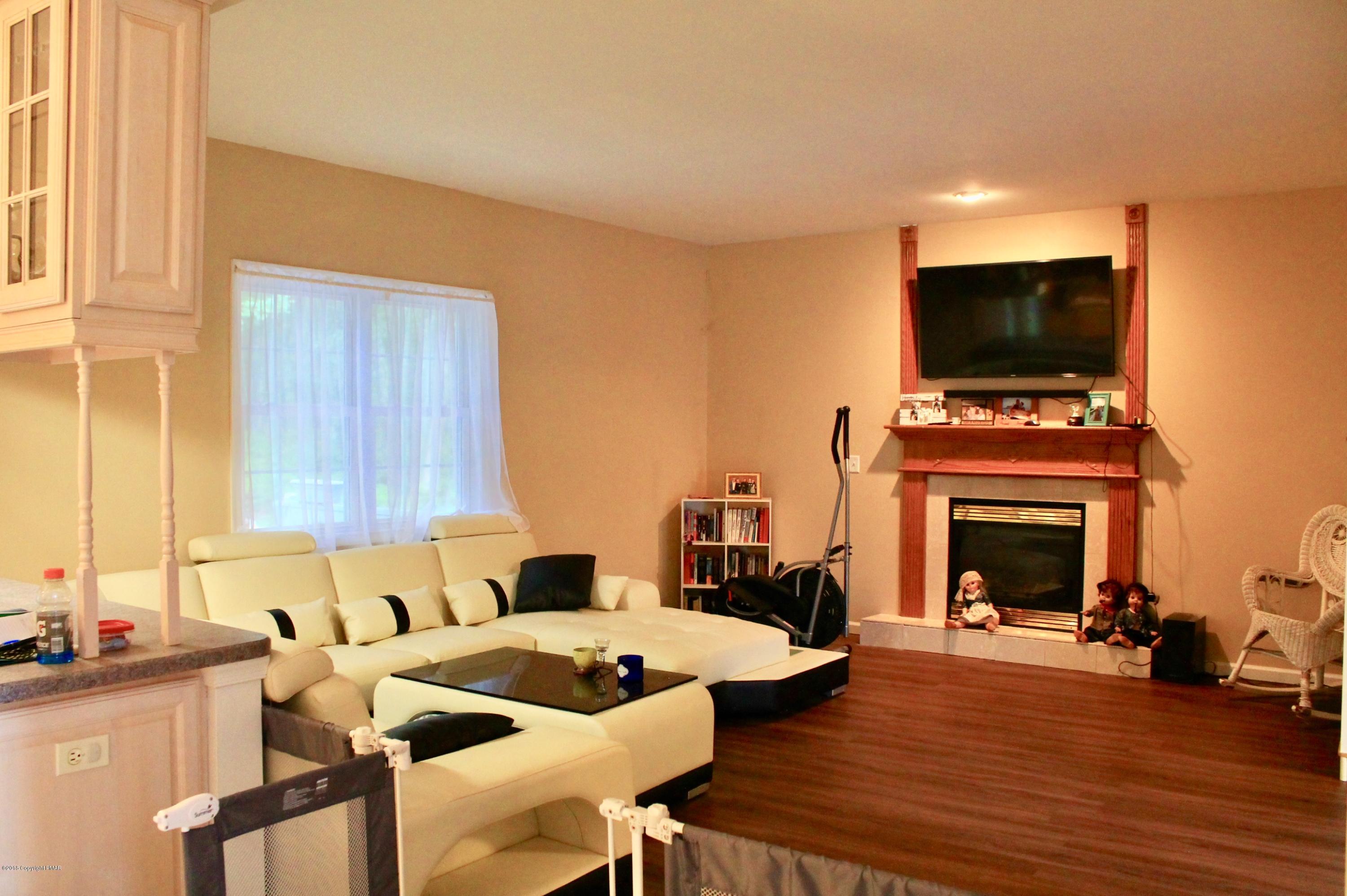 625 Balin Lane Tamiment, PA 18371 - Photo 5 of 25 Living Room