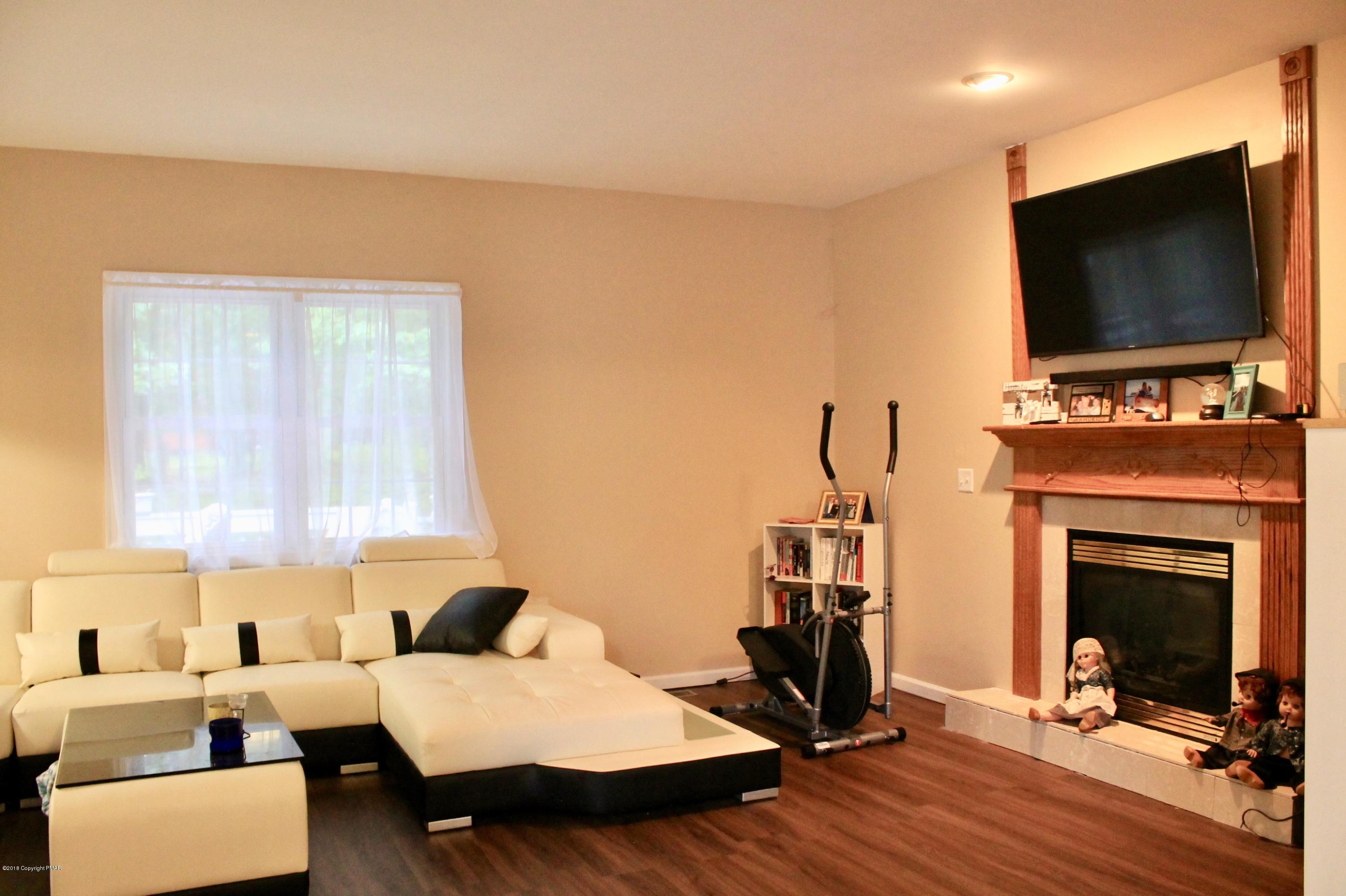 625 Balin Lane Tamiment, PA 18371 - Photo 6 of 25 Living Room