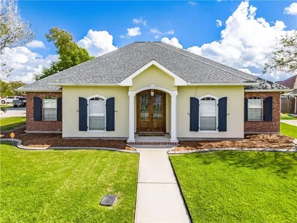 $335,000 | 141 Oak Moss Drive, Laplace, LA 70068