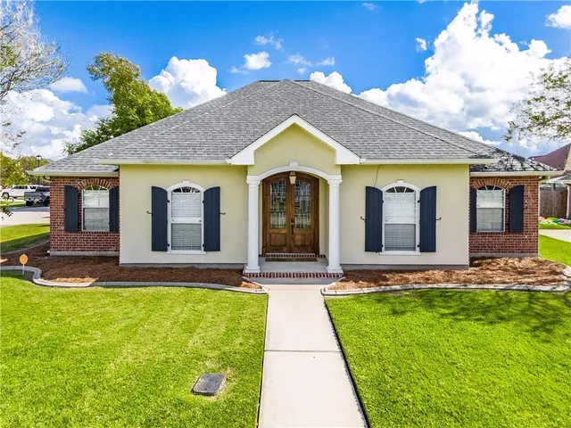 $335,000 | 141 Oak Moss Drive, Laplace, LA 70068