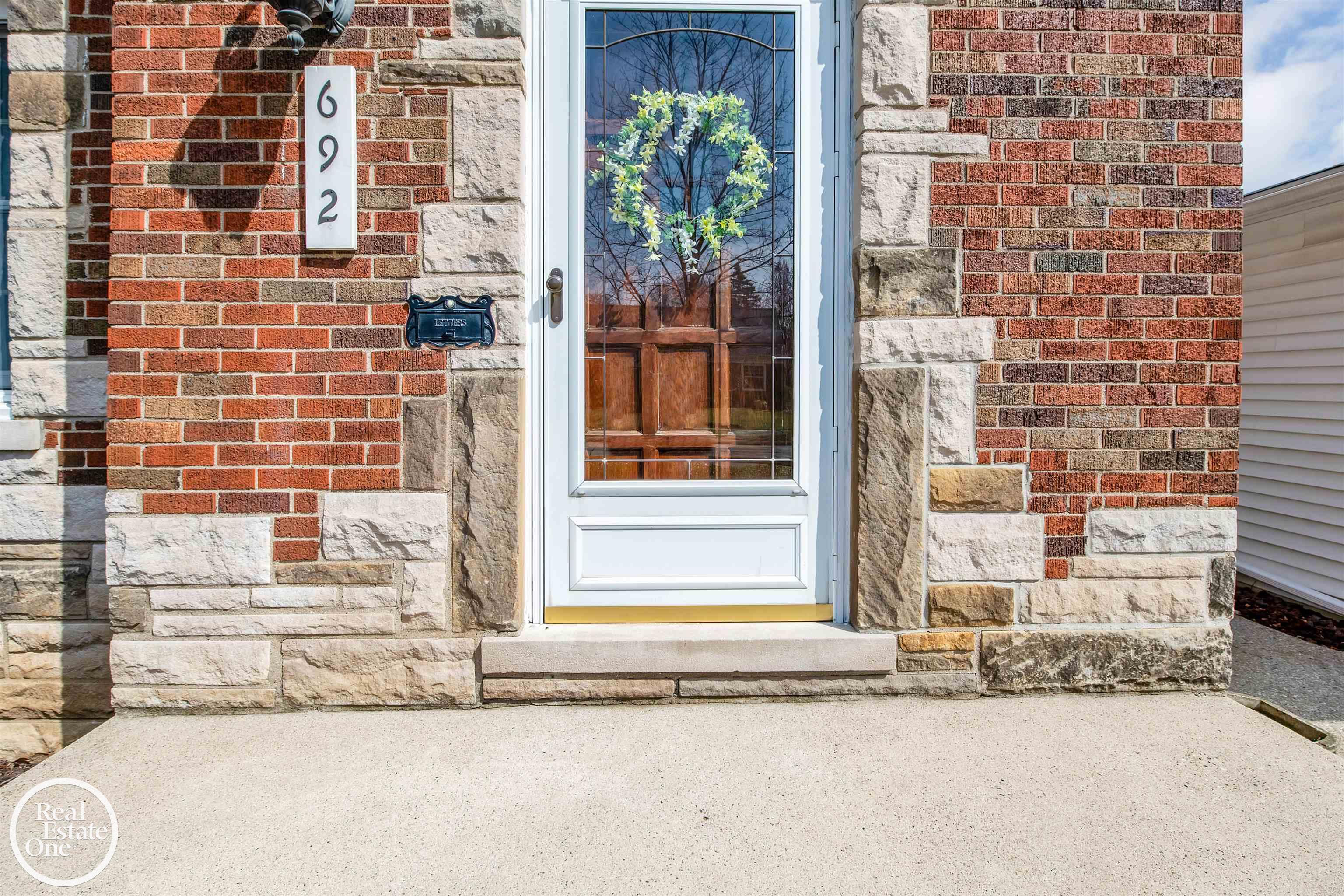 692 Hawthorne Road Grosse Pointe, MI 48236 - Photo 5 of 33 50138273-37f5dd55-7e78-4412-a6d3-540e8ded42e7.JPG