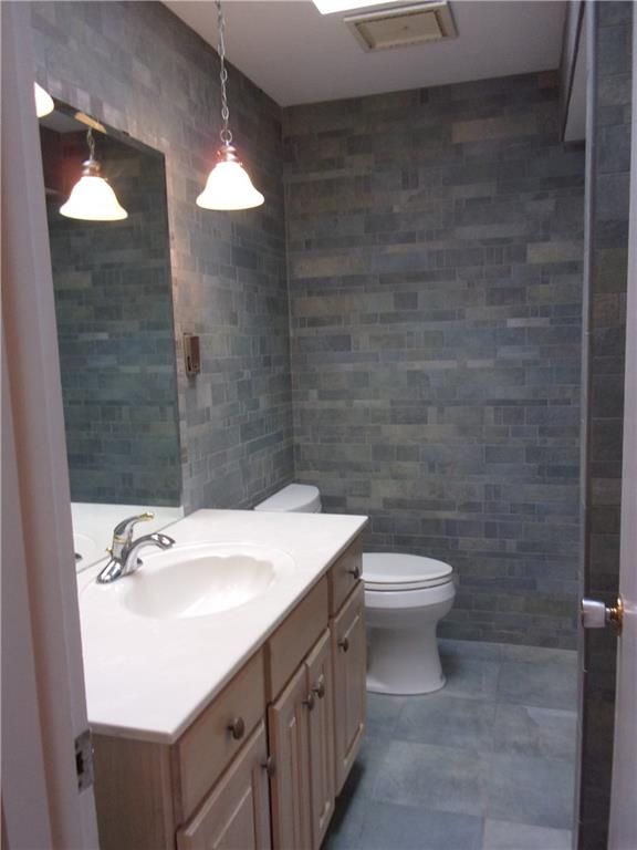 Beautiful main bathroom done with imported tiles from Italy!