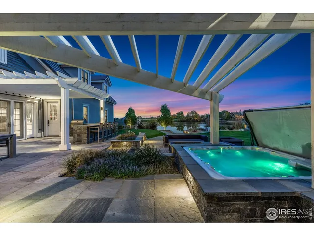 a wooden bench sitting in backside of a building