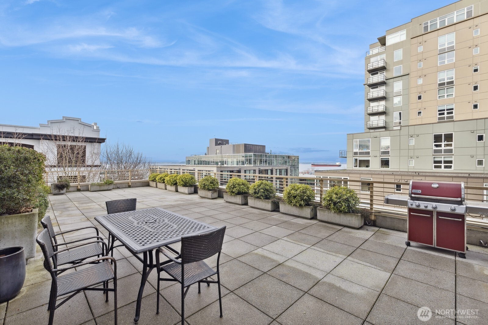 2716 Elliott Avenue, Unit 800 Seattle, WA 98121 - Photo 35 of 40 a backyard of a house with barbeque oven table and chairs