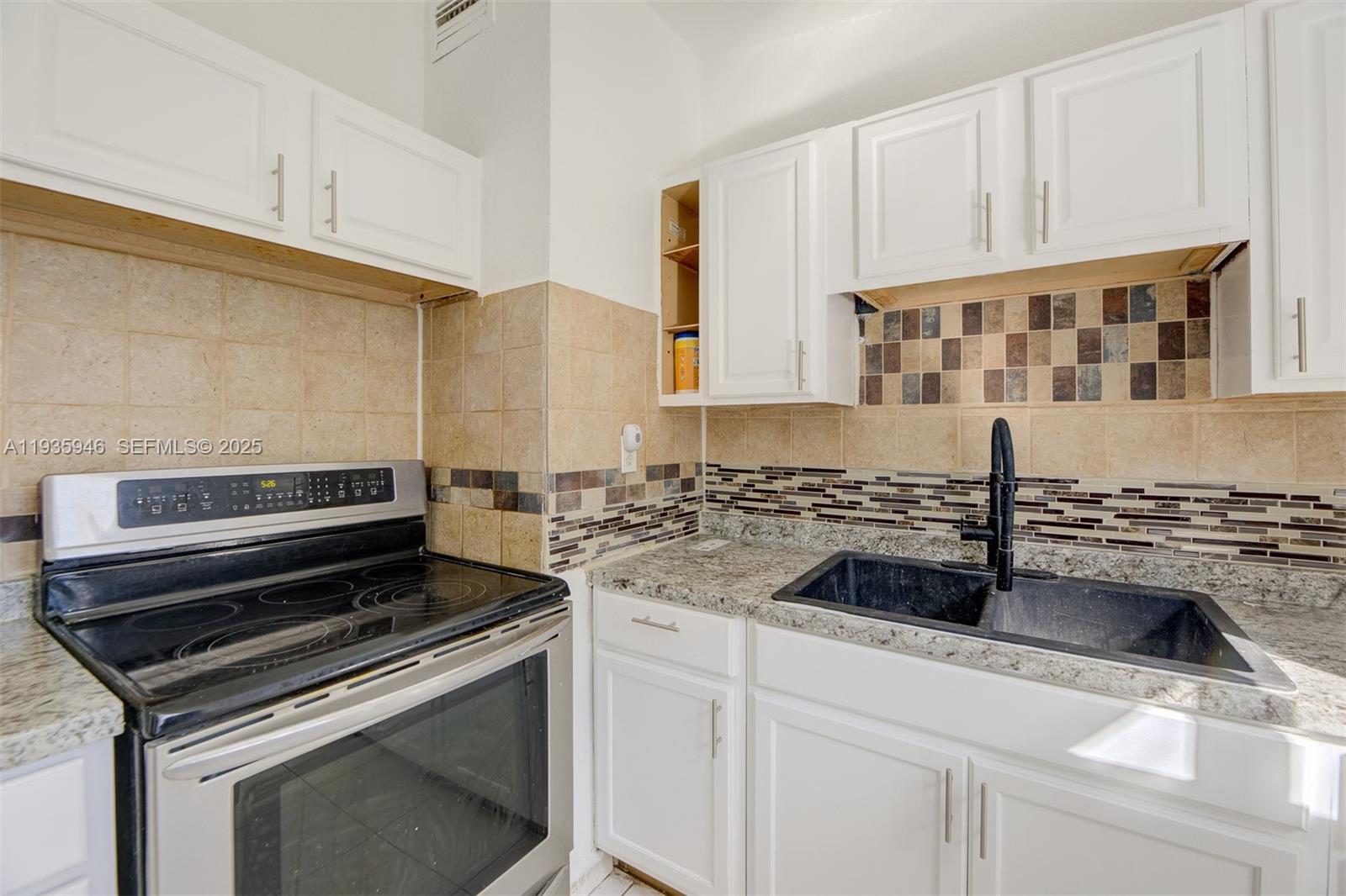 3510 Southwest 39th Street West Park, FL 33023 - Photo 9 of 31