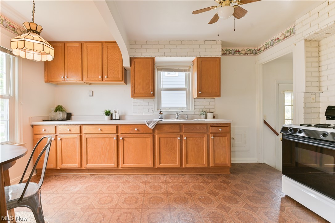 2818 Ralph Avenue Cleveland, OH 44109 - Photo 6 of 35 Light filled eat-in kitchen