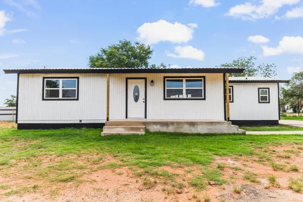 $140,000 | 401 East Eighth Street, Sundown, TX 79372