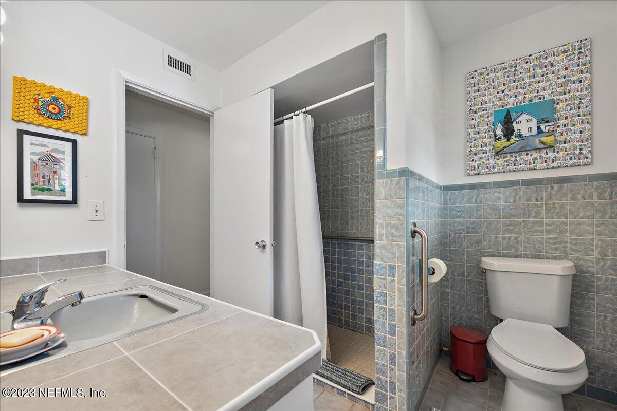 1140 Seminole Road Atlantic Beach, FL 32233 - Photo 15 of 30 15-Primary Bathroom