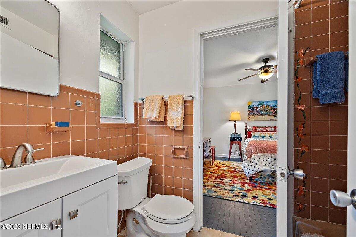 1140 Seminole Road Atlantic Beach, FL 32233 - Photo 17 of 30 17-Jack & Jill Bath