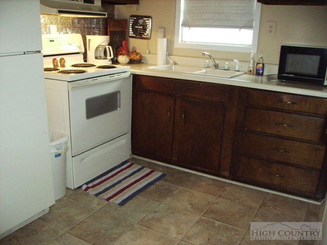 6634 Glade Valley Road Ennice, NC 28623 - Photo 3 of 15 Gallery Image 3