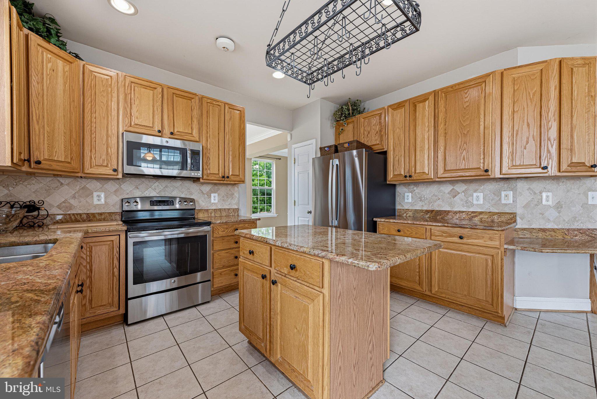 602 Shanks Evans Road Northeast Leesburg, VA 20176 - Photo 14 of 43 Spacious kitchen with modern finishes.