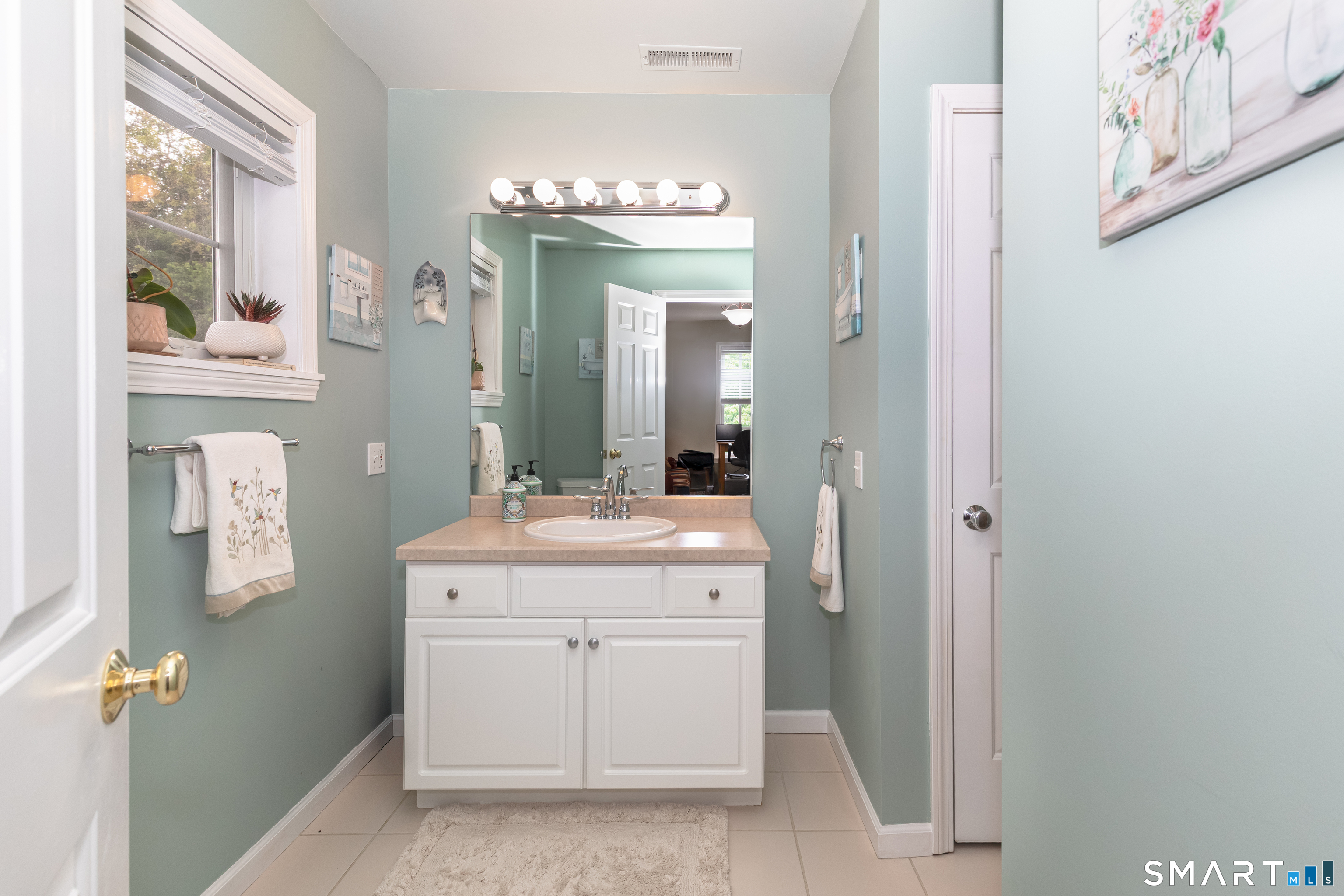 33 Old Field Hill Road, Unit 4 Southbury, CT 06488 - Photo 22 of 30 Adjoining Bathroom to Bedroom 3