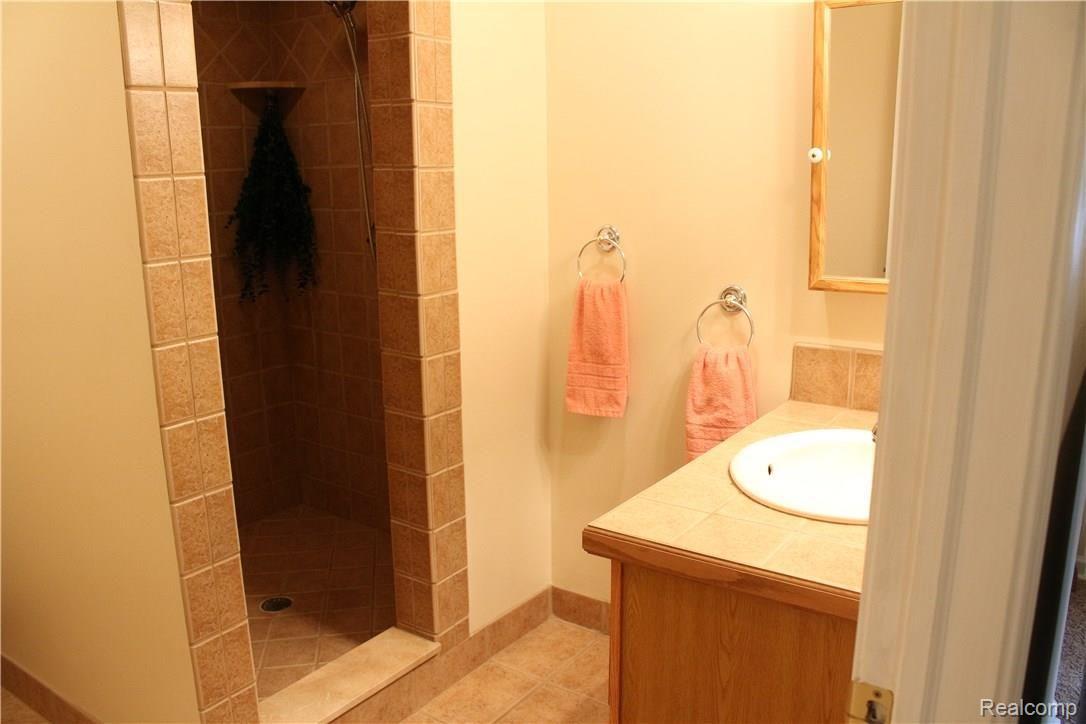 2724 Hickory Lawn Road Rochester, MI 48307 - Photo 17 of 30 17.JPG