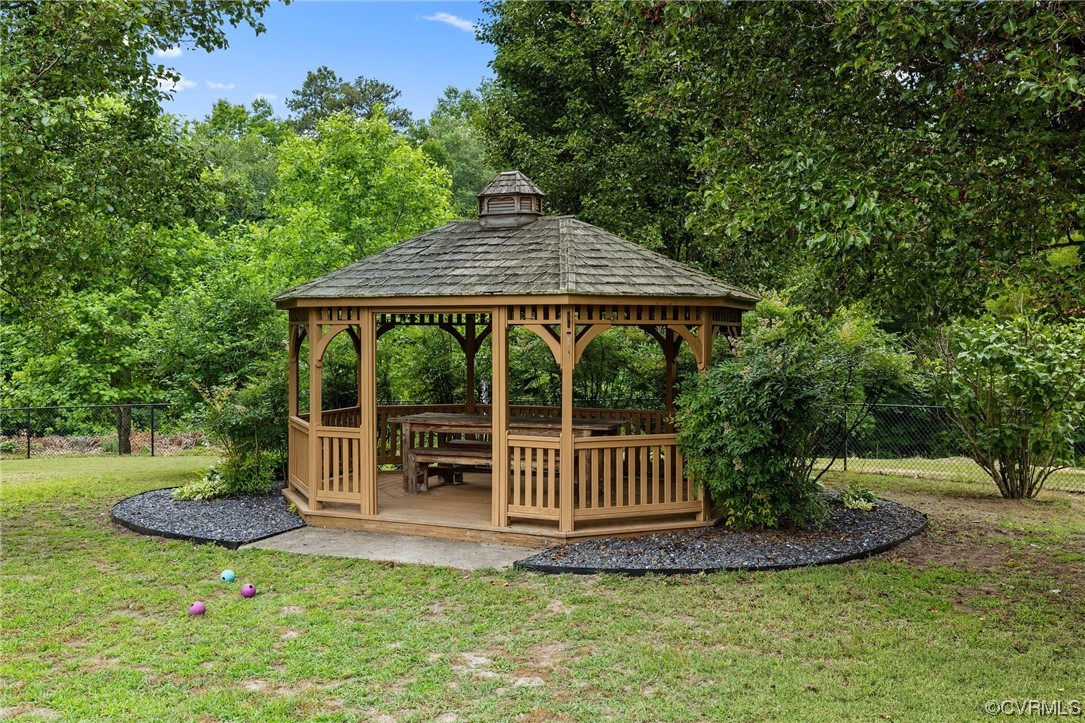 19850 Templeton Road Carson, VA 23830 - Photo 35 of 49 a backyard of a house with table and chairs