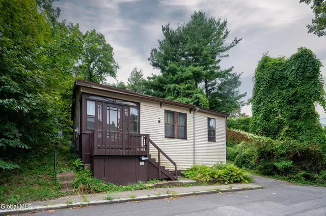 $265,000 | 8 Caldwell Street, Albany, NY 12208