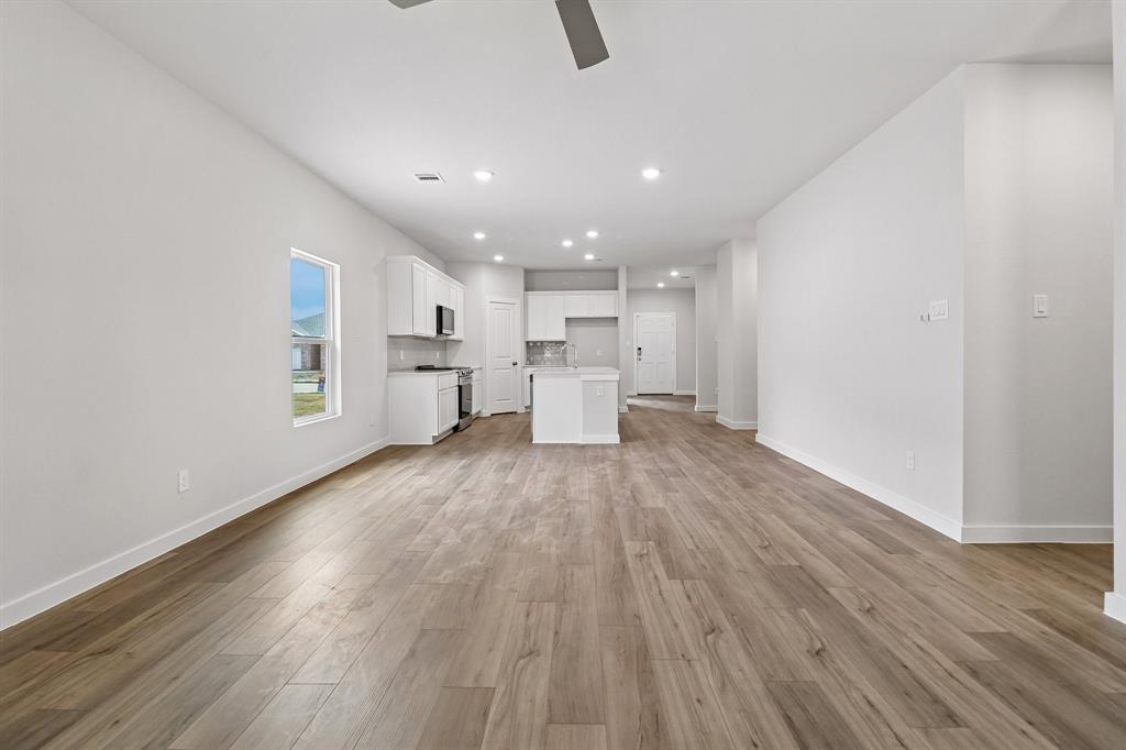 359 Declan Street Springtown, TX 76082 - Photo 5 of 38