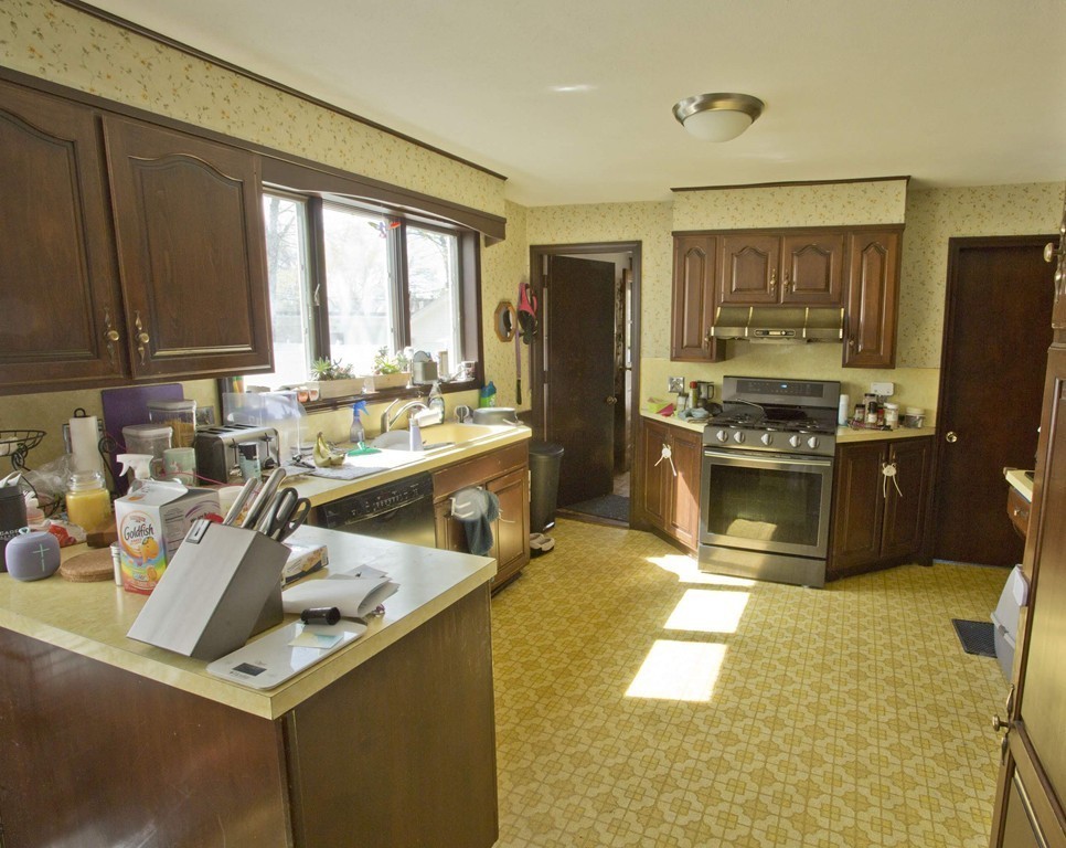 33 Morton Street West Springfield, MA 01089 - Photo 4 of 15 Gallery Image 4