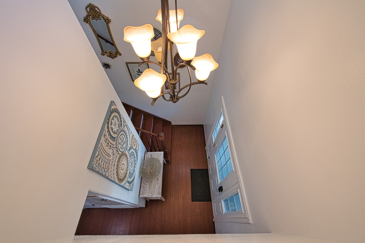 6703 Winton Street Houston, TX 77021 - Photo 6 of 49 Elevated entry ceilings