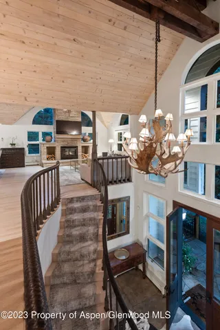 a view of entryway with patio