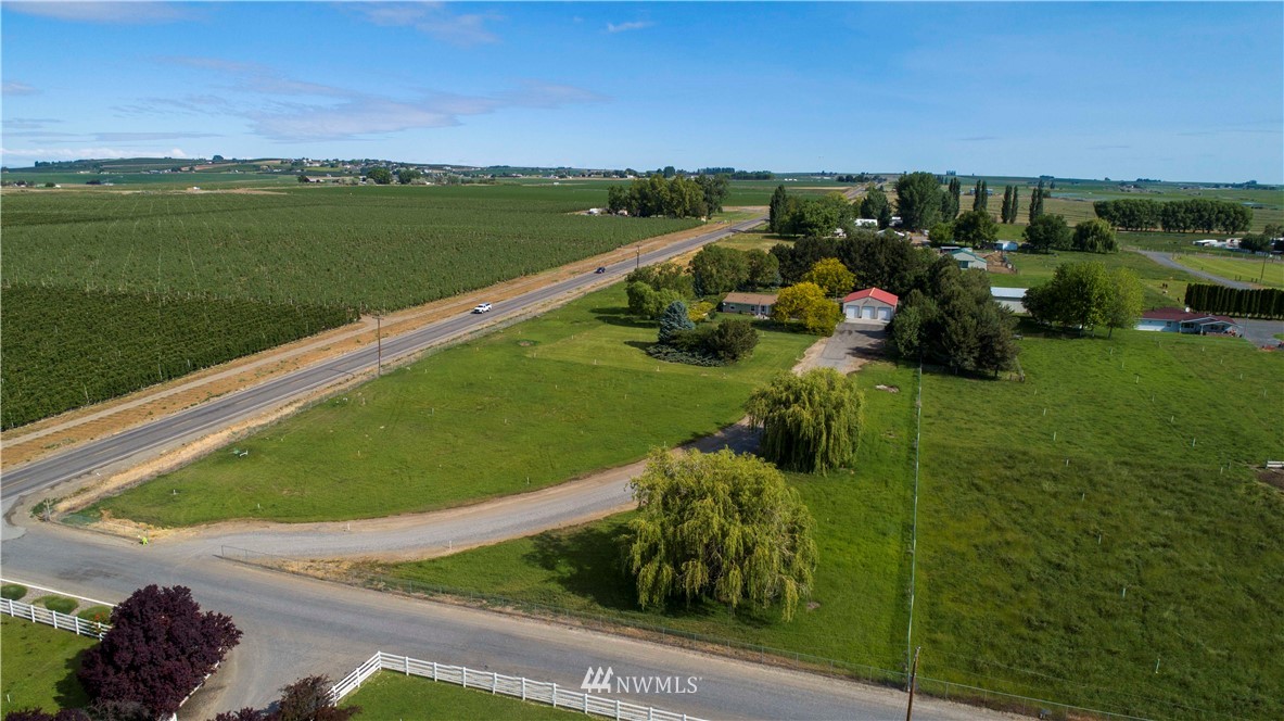 21 Honeysuckle Road Pasco, WA 99301 - Photo 1 of 40 a view of a lake with a yard