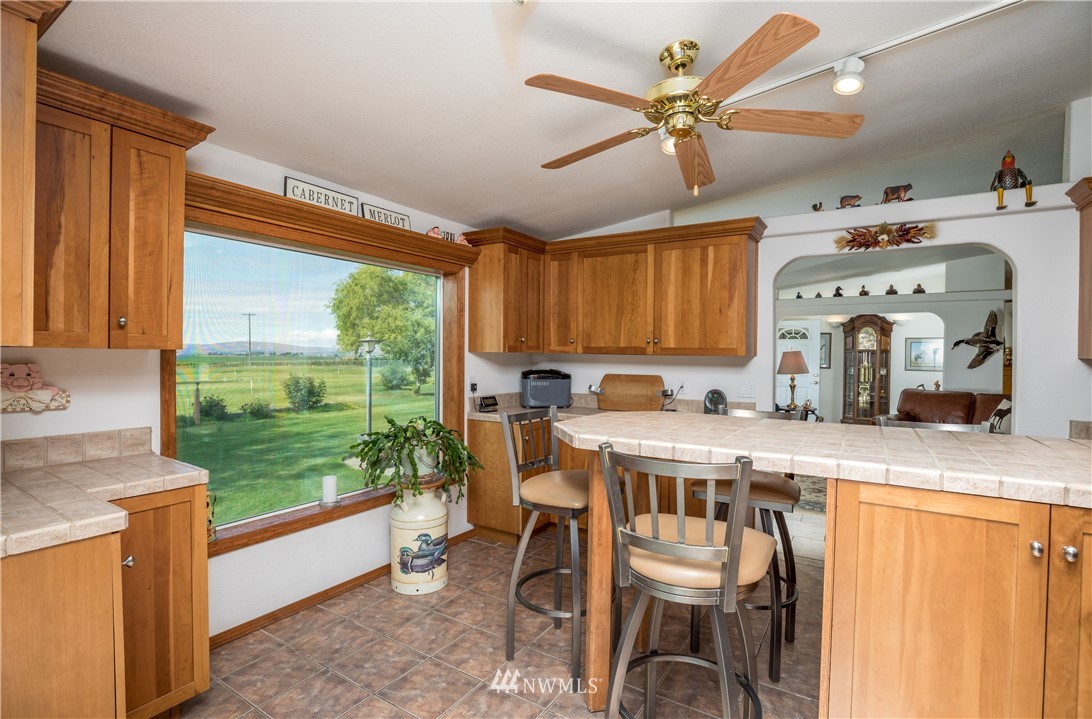 21 Honeysuckle Road Pasco, WA 99301 - Photo 23 of 40 a very nice looking kitchen with a large window