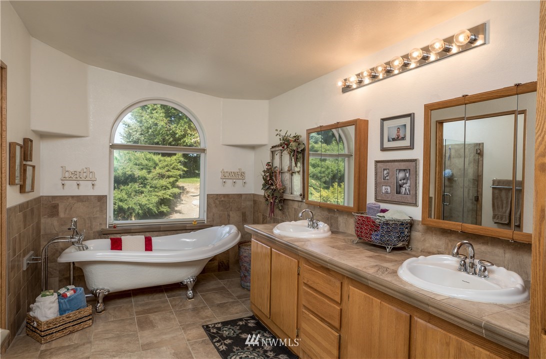 21 Honeysuckle Road Pasco, WA 99301 - Photo 33 of 40 a spacious bathroom with a large tub and sink