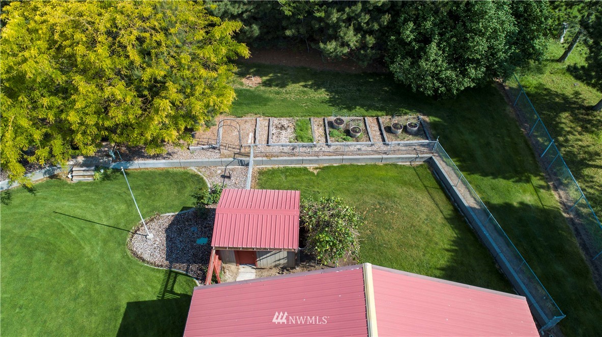 21 Honeysuckle Road Pasco, WA 99301 - Photo 6 of 40 a view of a back yard of the house