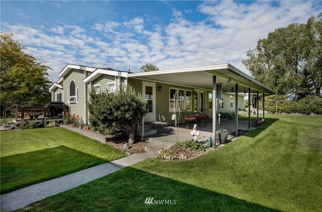 21 Honeysuckle Road Pasco, WA 99301 - Photo 10 of 40 a front view of a house with garden