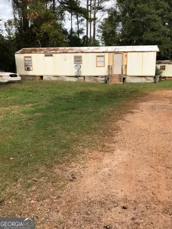 a view of house with garden and trees