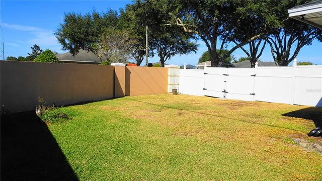 a view of a backyard