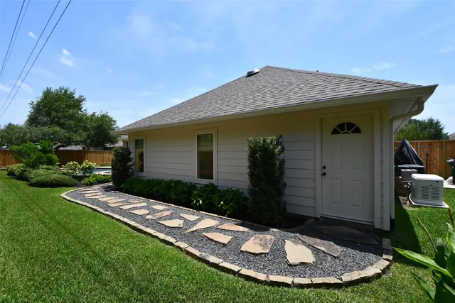 a view of a house with backyard