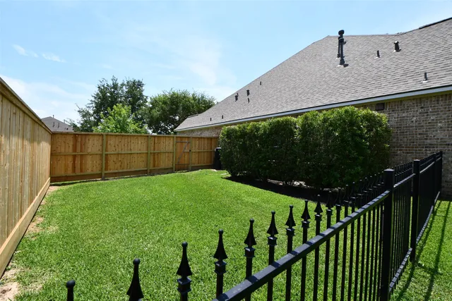 a view of a backyard
