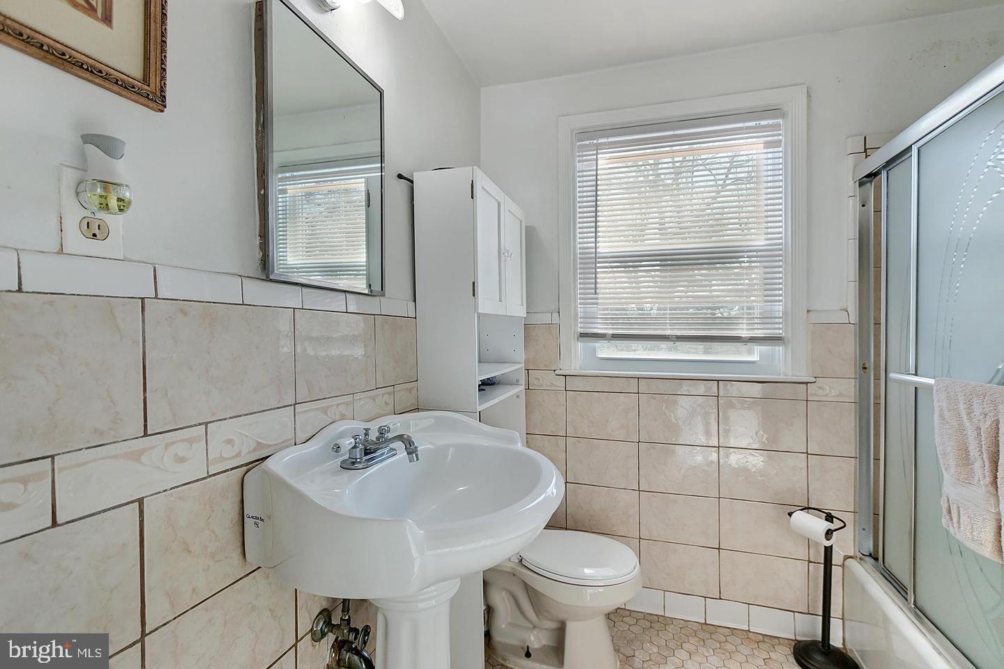7206 Adelphi Road Hyattsville, MD 20782 - Photo 8 of 26 upstairs bathroom