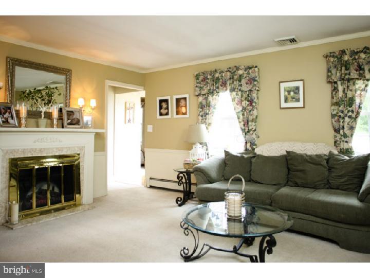 36 Cable Road Levittown, PA 19057 - Photo 5 of 23 Living Room