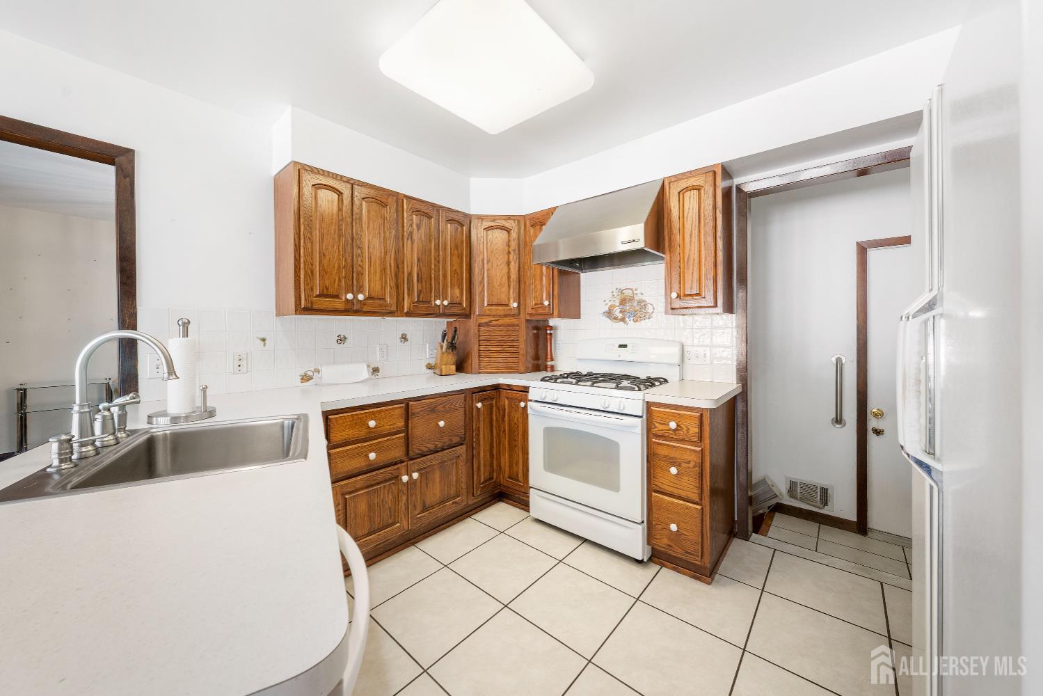 170 Jeffery Road Colonia, NJ 07067 - Photo 5 of 31 Gallery Image 5