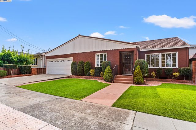 a view of a house with a yard and plants