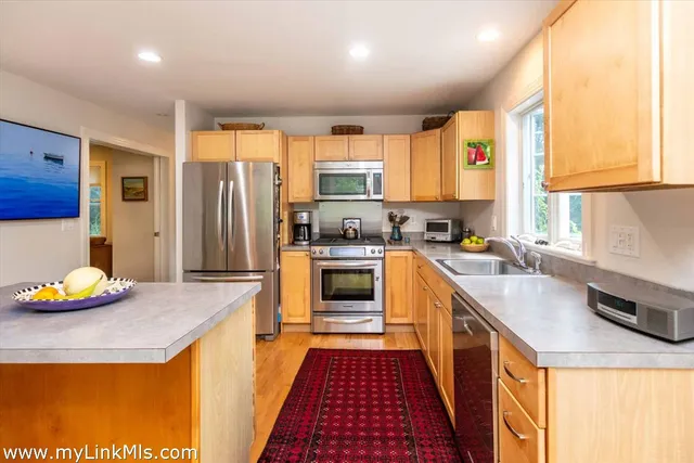 $1,615,000 | 27 Chapde Lane, Vineyard Haven, MA 02568